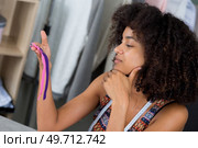 dressmaker comparing two different coloured zips. Стоковое фото, агентство Ingram Publishing / Фотобанк Лори