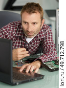 technician fixing laptop computer and disassembling. Стоковое фото, агентство Ingram Publishing / Фотобанк Лори