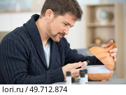 man refill essential oil diffusers. Стоковое фото, агентство Ingram Publishing / Фотобанк Лори