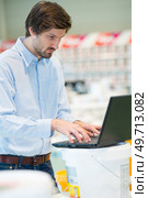 homme classe dans un magasin de vetement. Стоковое фото, агентство Ingram Publishing / Фотобанк Лори
