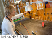 a woman at the luthiers workshop. Стоковое фото, агентство Ingram Publishing / Фотобанк Лори