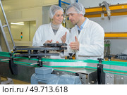 workers in the food production on a machine. Стоковое фото, агентство Ingram Publishing / Фотобанк Лори