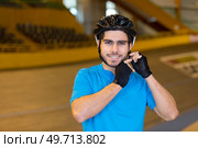 male triathlete cycling giving t. Стоковое фото, агентство Ingram Publishing / Фотобанк Лори