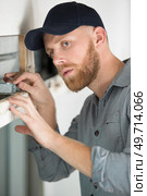 man is checkin the state of a leak. Стоковое фото, агентство Ingram Publishing / Фотобанк Лори