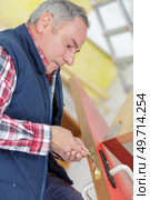 senior professional with different types of keys in locksmith. Стоковое фото, агентство Ingram Publishing / Фотобанк Лори