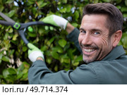 gardener pruning headge with shears. Стоковое фото, агентство Ingram Publishing / Фотобанк Лори