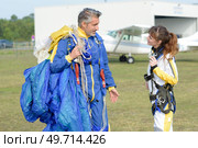 people after the skydiving experience. Стоковое фото, агентство Ingram Publishing / Фотобанк Лори