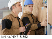 Workers fitting insulation. Стоковое фото, агентство Ingram Publishing / Фотобанк Лори