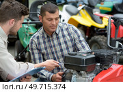 apprentices studying car engines with a mechanic. Стоковое фото, агентство Ingram Publishing / Фотобанк Лори