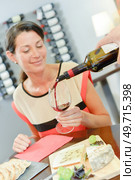 a gourmand woman in the restaurant. Стоковое фото, агентство Ingram Publishing / Фотобанк Лори