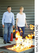 people during fire extinguishing exercise. Стоковое фото, агентство Ingram Publishing / Фотобанк Лори