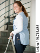 young woman hoovering carpet with vacuum cleaner. Стоковое фото, агентство Ingram Publishing / Фотобанк Лори