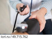 close view of blood pressure cuff being inflated. Стоковое фото, агентство Ingram Publishing / Фотобанк Лори