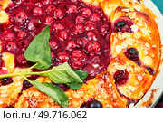Summer pie with red currants and gooseberries. Tart, pie, cake.. Open pie with berries, close-up. Стоковое фото, агентство Ingram Publishing / Фотобанк Лори