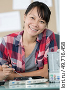 happy young female pc technician. Стоковое фото, агентство Ingram Publishing / Фотобанк Лори