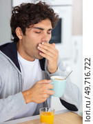 man yawning at the breakfast table. Стоковое фото, агентство Ingram Publishing / Фотобанк Лори