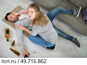wife dicovers her alcoholic husband collapsed on the floor. Стоковое фото, агентство Ingram Publishing / Фотобанк Лори