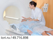 a patient entering scanner tunnel. Стоковое фото, агентство Ingram Publishing / Фотобанк Лори