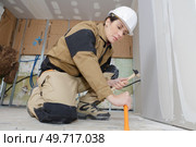 a woman builder using a hammer. Стоковое фото, агентство Ingram Publishing / Фотобанк Лори