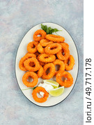 Deep fried calamari or squid rings. Top view. Frying rings of squid. Стоковое фото, агентство Ingram Publishing / Фотобанк Лори