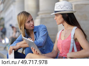 lost and confused girl friends looking for directions on map. Стоковое фото, агентство Ingram Publishing / Фотобанк Лори