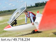 Man standing next to glider. Стоковое фото, агентство Ingram Publishing / Фотобанк Лори