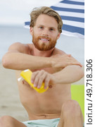 sunburn and suncream on the shoulder of a young man. Стоковое фото, агентство Ingram Publishing / Фотобанк Лори
