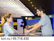 female customer flirting with barman. Стоковое фото, агентство Ingram Publishing / Фотобанк Лори