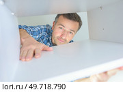 man installing shelve at clients home. Стоковое фото, агентство Ingram Publishing / Фотобанк Лори