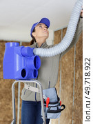 architect engineer working avec ventilation pipes. Стоковое фото, агентство Ingram Publishing / Фотобанк Лори