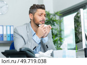 sad businessman looking at pc screen. Стоковое фото, агентство Ingram Publishing / Фотобанк Лори