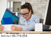 redundant woman looking sadly at her box of work possessions. Стоковое фото, агентство Ingram Publishing / Фотобанк Лори