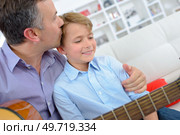 a man kissing a child. Стоковое фото, агентство Ingram Publishing / Фотобанк Лори