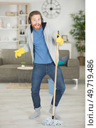 man dancing while mopping the floor. Стоковое фото, агентство Ingram Publishing / Фотобанк Лори