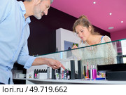 man and woman in a e-cigarette store. Стоковое фото, агентство Ingram Publishing / Фотобанк Лори