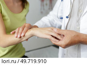 female hands showing carpal tunnel syndrome. Стоковое фото, агентство Ingram Publishing / Фотобанк Лори