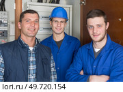 young apprentices with electrician professional. Стоковое фото, агентство Ingram Publishing / Фотобанк Лори