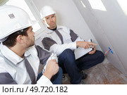 an inspector criticising electricians work. Стоковое фото, агентство Ingram Publishing / Фотобанк Лори