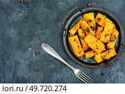 Ears of corn roasted with herbs. Vegetarian food, recipes. Space for text.. Corn cobs grilled or baked. Стоковое фото, агентство Ingram Publishing / Фотобанк Лори