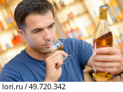 man reading the alcohol label. Стоковое фото, агентство Ingram Publishing / Фотобанк Лори