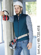 confident male worker in protective clothing holding ear protectors. Стоковое фото, агентство Ingram Publishing / Фотобанк Лори