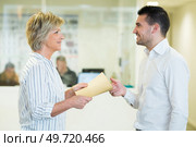 directors assistant writes down instructions. Стоковое фото, агентство Ingram Publishing / Фотобанк Лори
