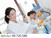 female scientist doing experiments in lab. Стоковое фото, агентство Ingram Publishing / Фотобанк Лори