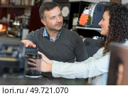 he is buying a coffee machine. Стоковое фото, агентство Ingram Publishing / Фотобанк Лори