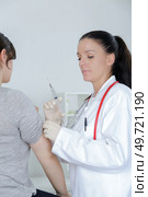 a doctor injecting patients hand. Стоковое фото, агентство Ingram Publishing / Фотобанк Лори