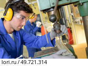 a male worker in the factory. Стоковое фото, агентство Ingram Publishing / Фотобанк Лори