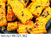 Delicious baked corn with spices and herbs. Healthy vegetarian food, close-up.. Tasty baked corn or maize. Стоковое фото, агентство Ingram Publishing / Фотобанк Лори