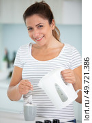 laughing beautiful woman with cup of coffee. Стоковое фото, агентство Ingram Publishing / Фотобанк Лори