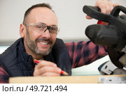 skillful man engaged on his home renovations. Стоковое фото, агентство Ingram Publishing / Фотобанк Лори