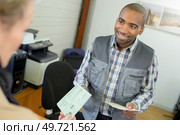 Man accepting cheque from customer. Стоковое фото, агентство Ingram Publishing / Фотобанк Лори